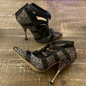 Oscar de la Renta strappy suede pumps sz 40